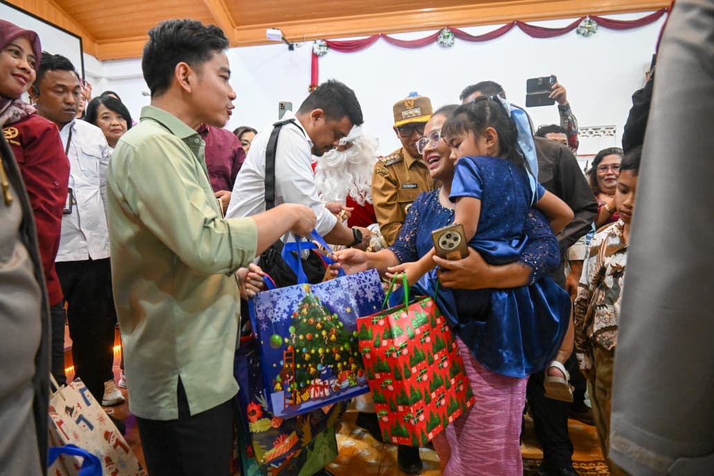 Wapres Gibran berinteraksi dengan jemaat GKPI Pearaja Tarutung (SinPo.id/ Setwapres)