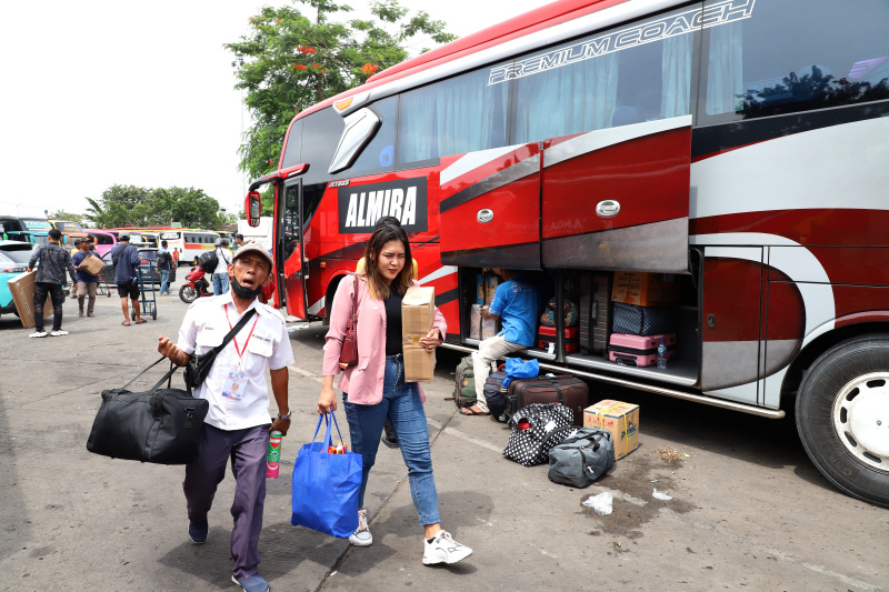 Ilustrasi penumpang bersiap-siap naik bus dari terminal (SinPo.id/Ashar)