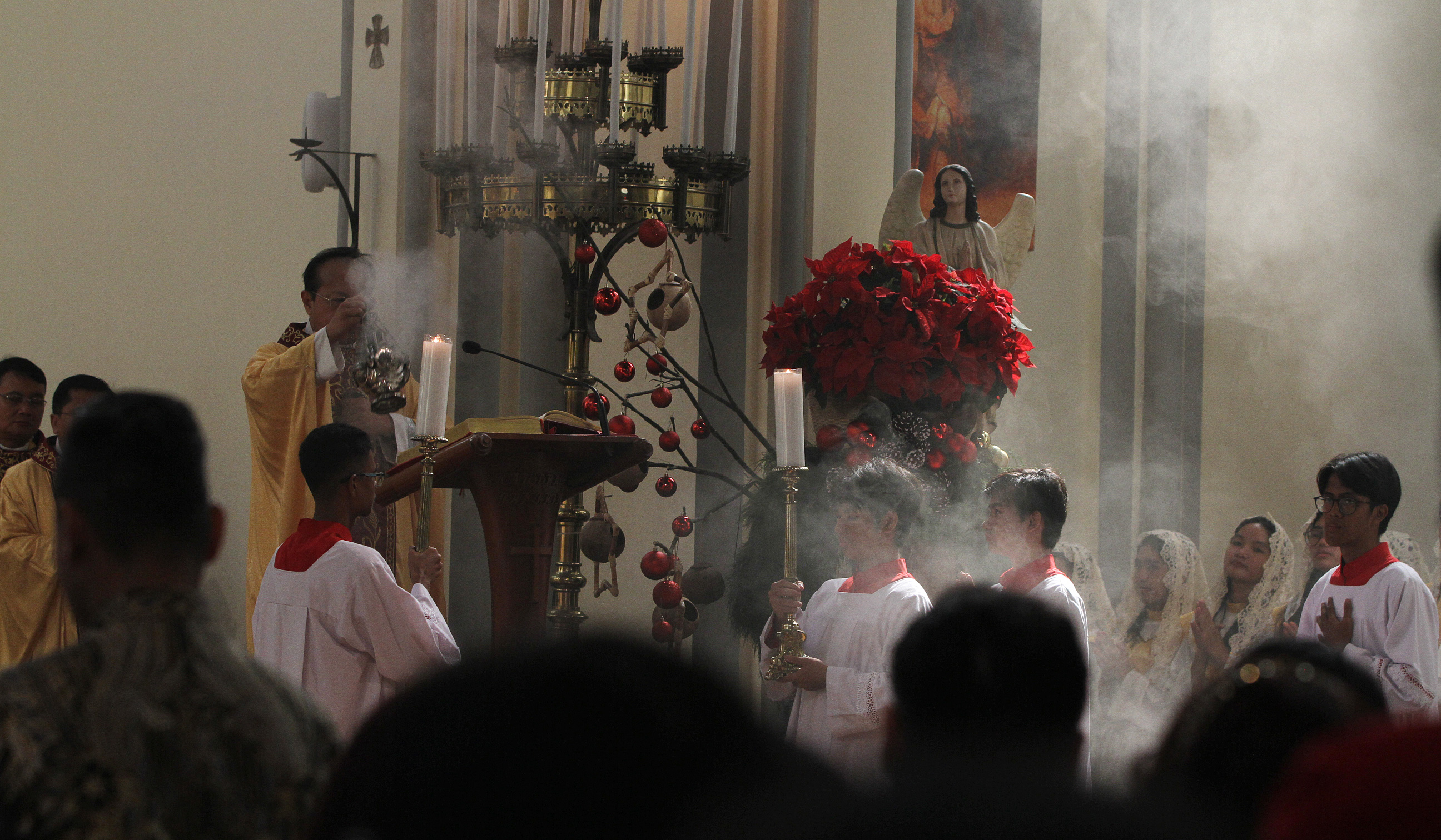 Pelaksanaan misa natal di Gereja Katedral. (Agus Priatna/SinPo.id)