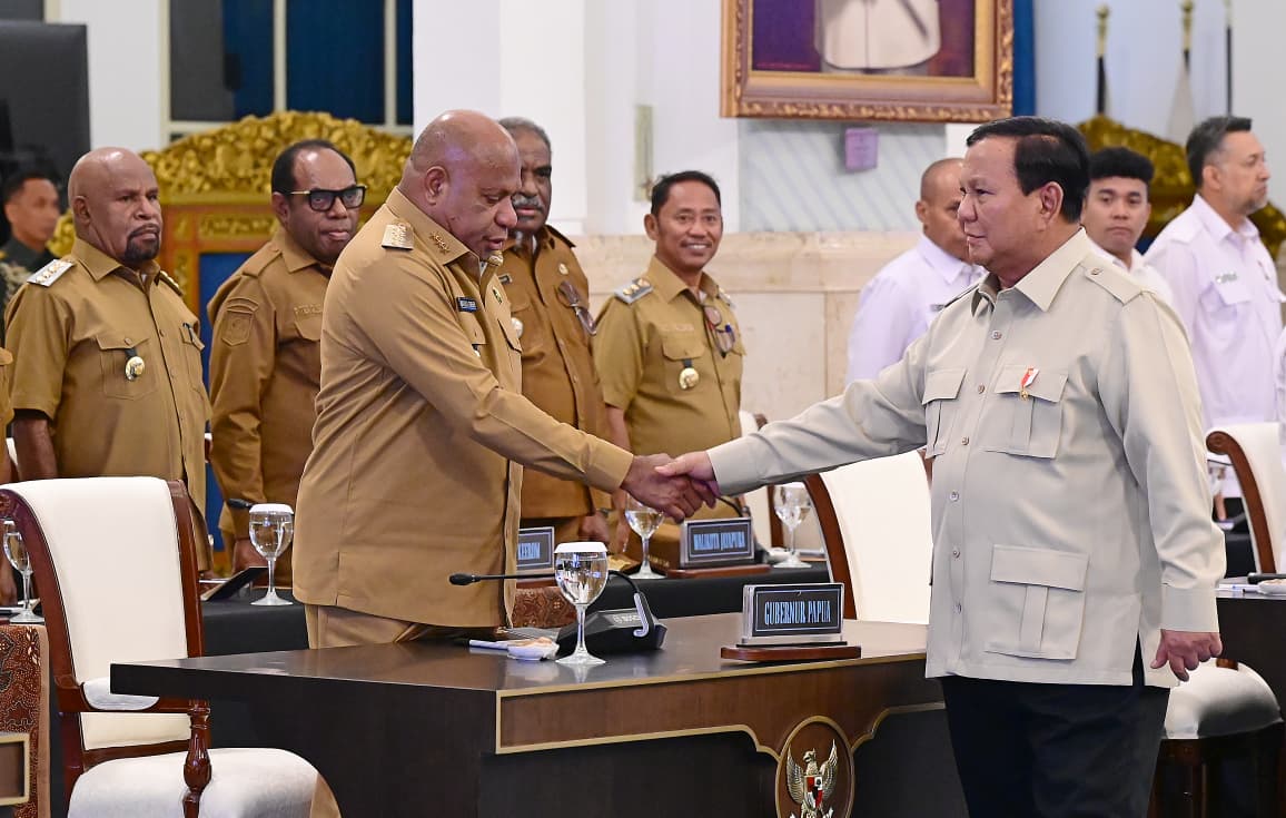 Presiden Prabowo Subianto memberikan pengarahan kepada seluruh kepala daerah Papua (SinPo.id/Biro Setpres)