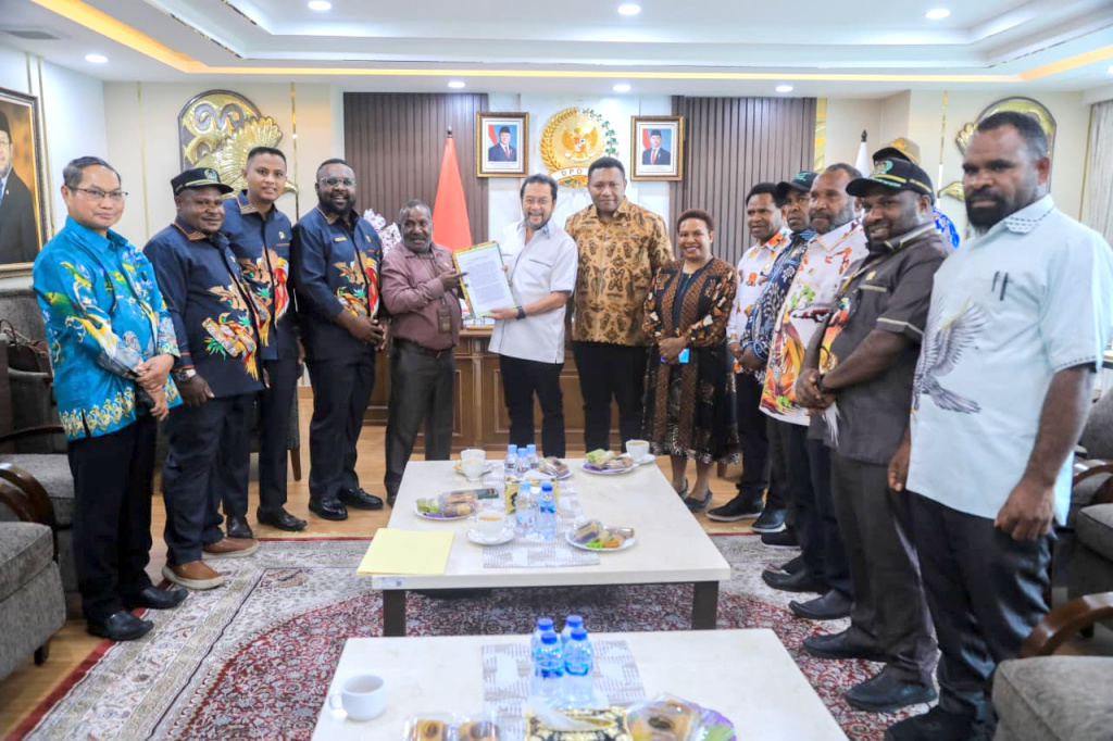Wakil Ketua DPD RI Yorrys Raweyai menerima audiensi Panitia Khusus Kemanusiaan Dewan Perwakilan Rakyat Papua Tengah (Ashar/SinPo.id)