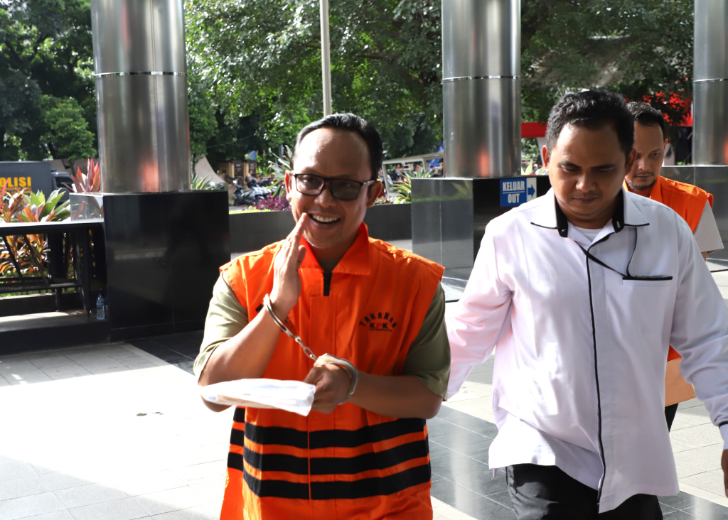 Tersangka Eks Bupati Lampung Tengah Ardito Wijaya kembali menjalani pemeriksaan oleh penyidik KPK terkait kasus dugaan suap dan gratifikasi proyek di Pemkab Lampung Tengah (Ashar/SinPo.id)