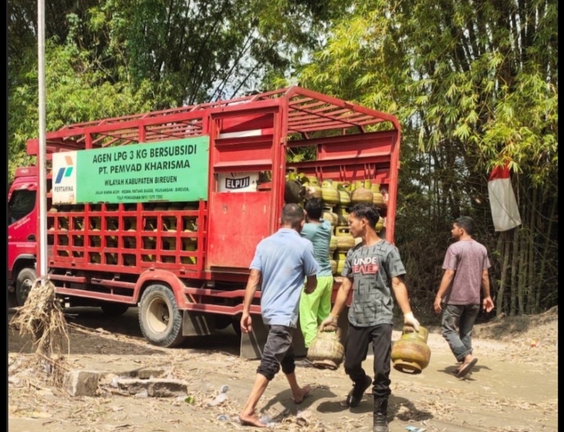 Ilustrasi menurunkan LPG dari mobil (SinPo.id/ Dok. ESDM)