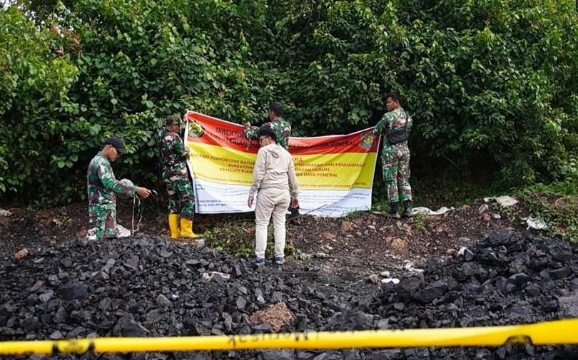 Tim ESDM menutup lokasi tambang ilegal di Sumsel. (SinPo.id/dok. ESDM)