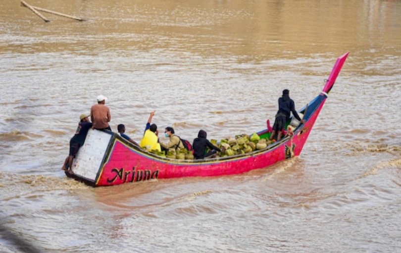 Tim ESDM menyalurkan pasokan LPG pakai transportasi sungai. (SinPo.id/dok. ESDM)