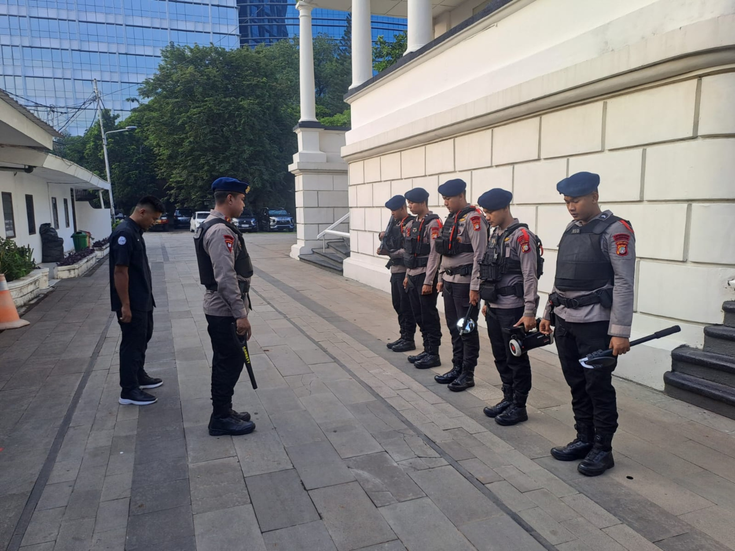 Tim Jibom mengawal keamanan Ibadah Natal di Gereja Immanuel (SinPo.id/ Dok.Polri)