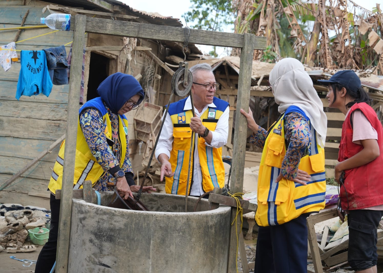 Tim Kementerian PU meninjau ketersediaan air bersih di wilayah bencana. (SinPo.id/dok. PU)