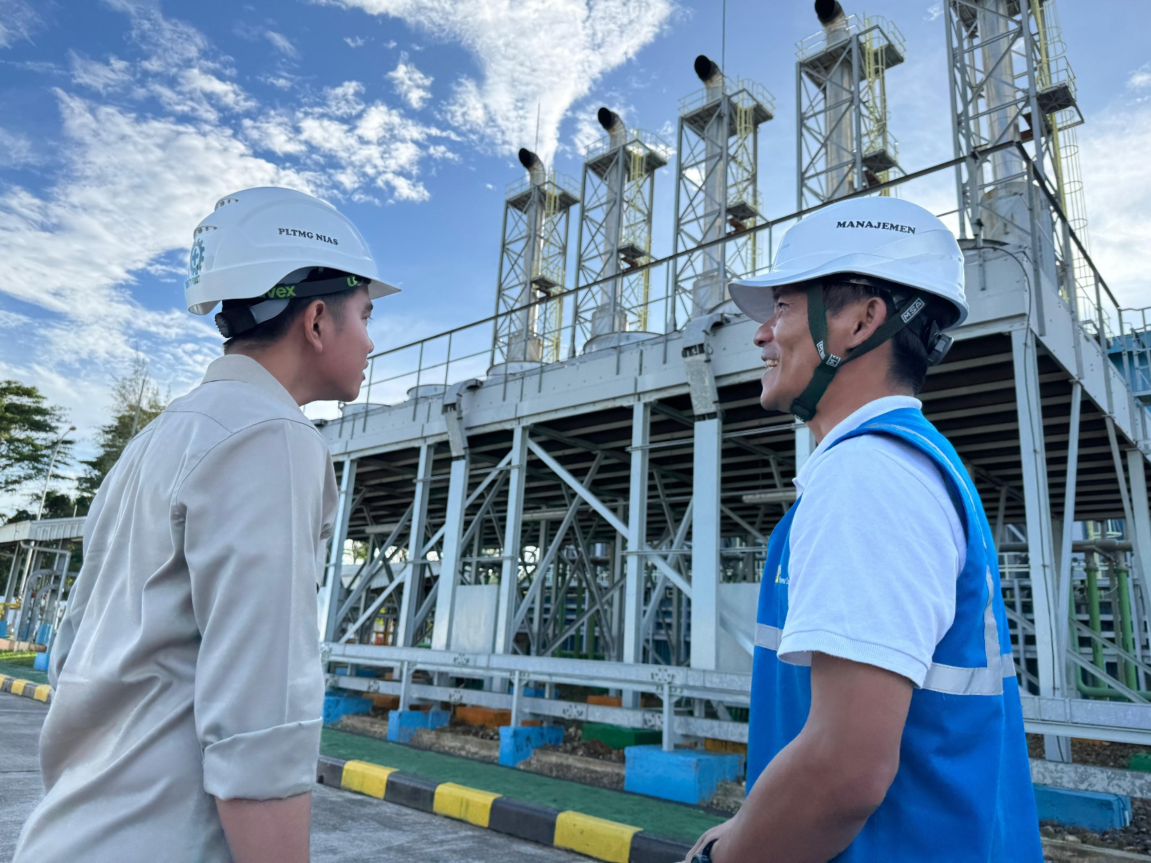 Wapres Gibran meninjau pasokan listrik PLTMG Nias. (SinPo.id/Setwapres)