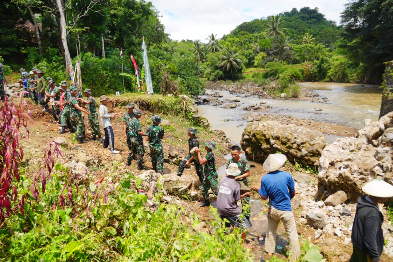 Proses pembangunan jembatan gantung di Sukabumi (SinPo.id/ Puspen TNI)