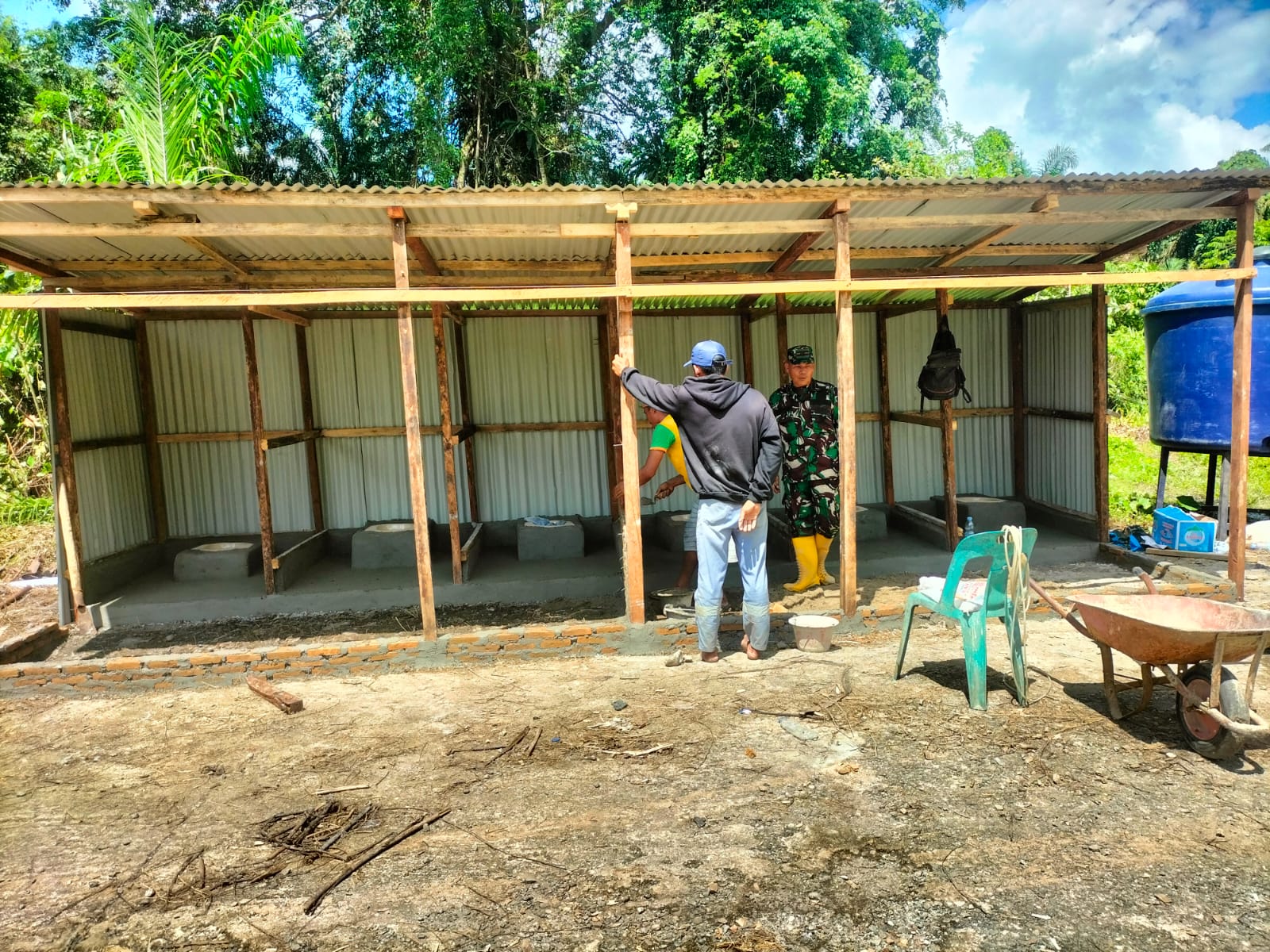 Pembangunan MCK untuk pengungsi di Tapanuli Selatan (SinPo.id/ Puspen TNI)