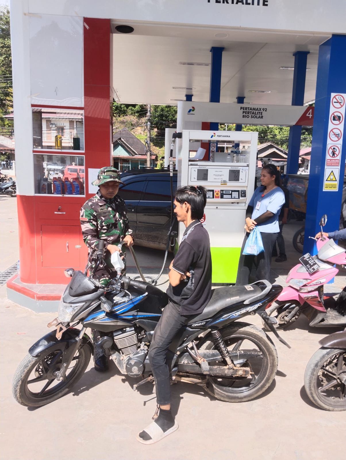 TNI Bantu Operasikan SPBU di Sibolga dan Tapteng Demi Pastikan Pasokan BBM Tetap Lancar (SinPo.id/PuspenTNI)