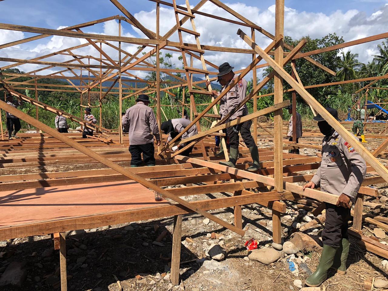 TNI dan Brimob Dikerahkan Percepat Pembangunan Huntara di Sumbar (SinPo.id/Tim media)