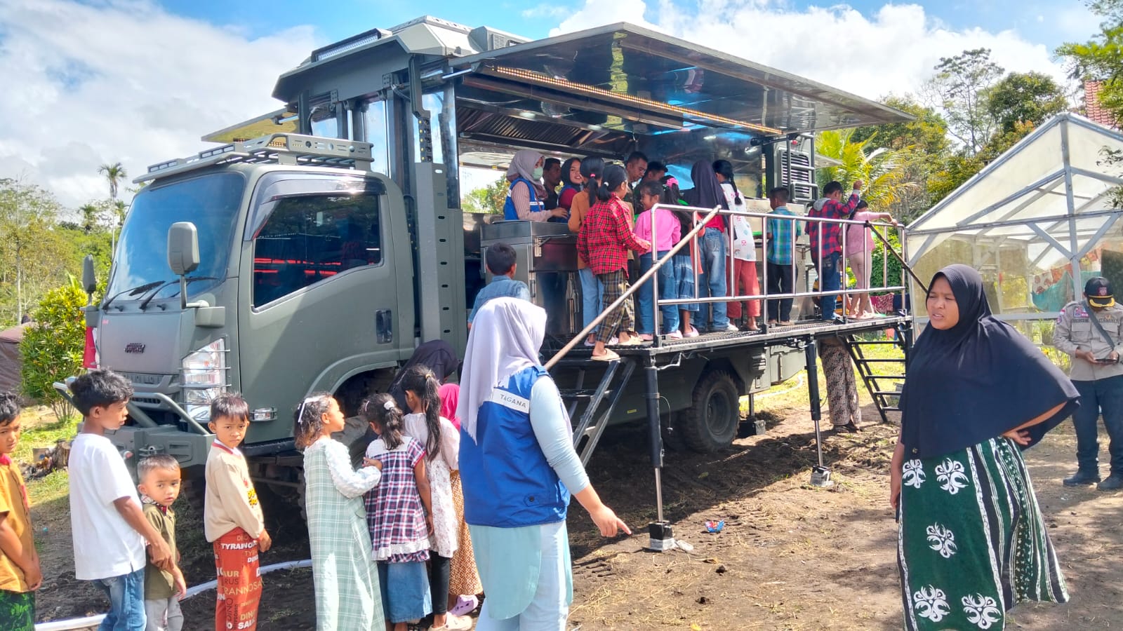 Pendirian dapur umum di lokasi pengungsian Bener Meriah (SinPo.id/ Puspen TNI)