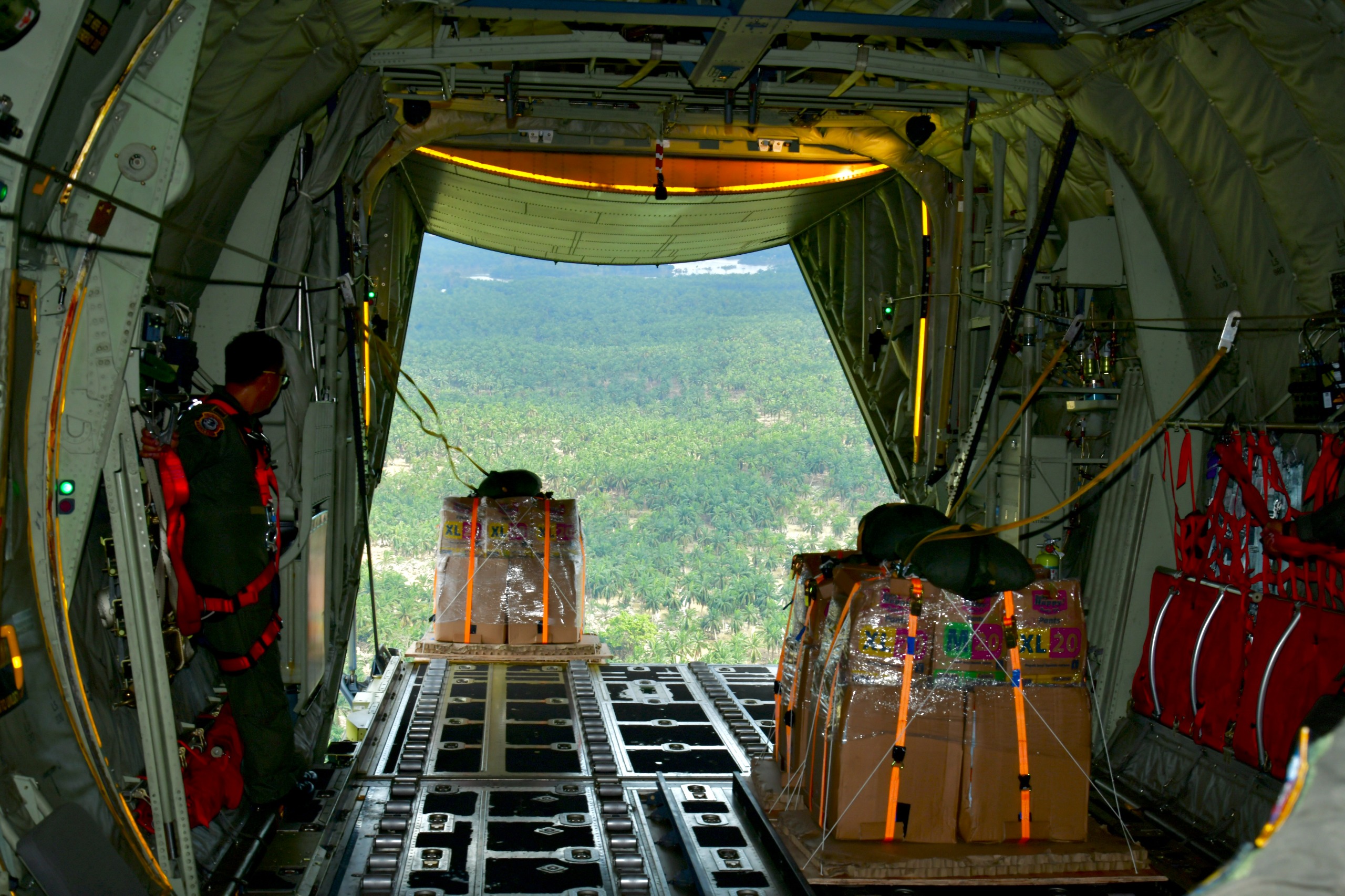TNI Kembali Salurkan Bantuan Dengan Metode Airdrop untuk Warga Terisolasi di Aceh Tamiang (SinPo.id/PuspenTNI)