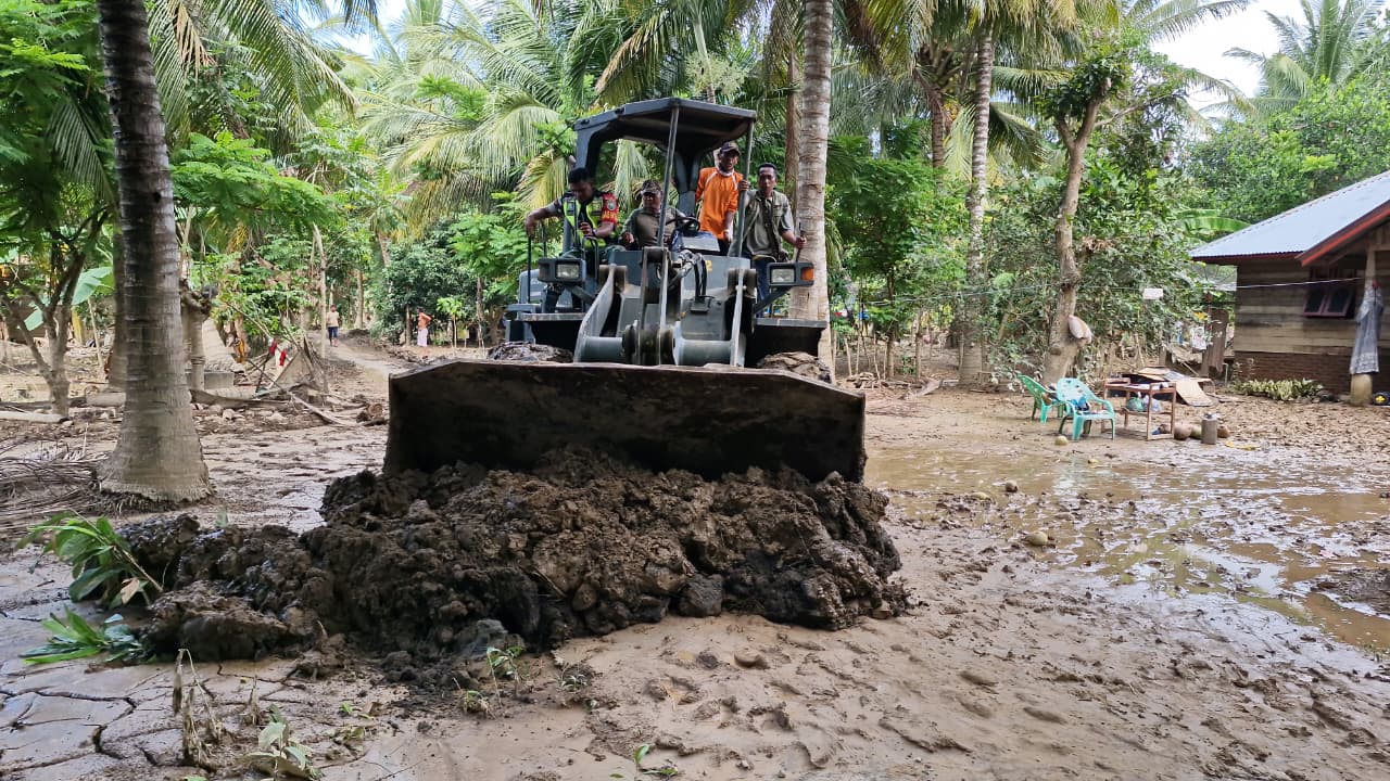 TNI Kerahkan Alat Berat Percepat Penanganan Pascabanjir di Aceh (SinPo.id/Puspen TNI)