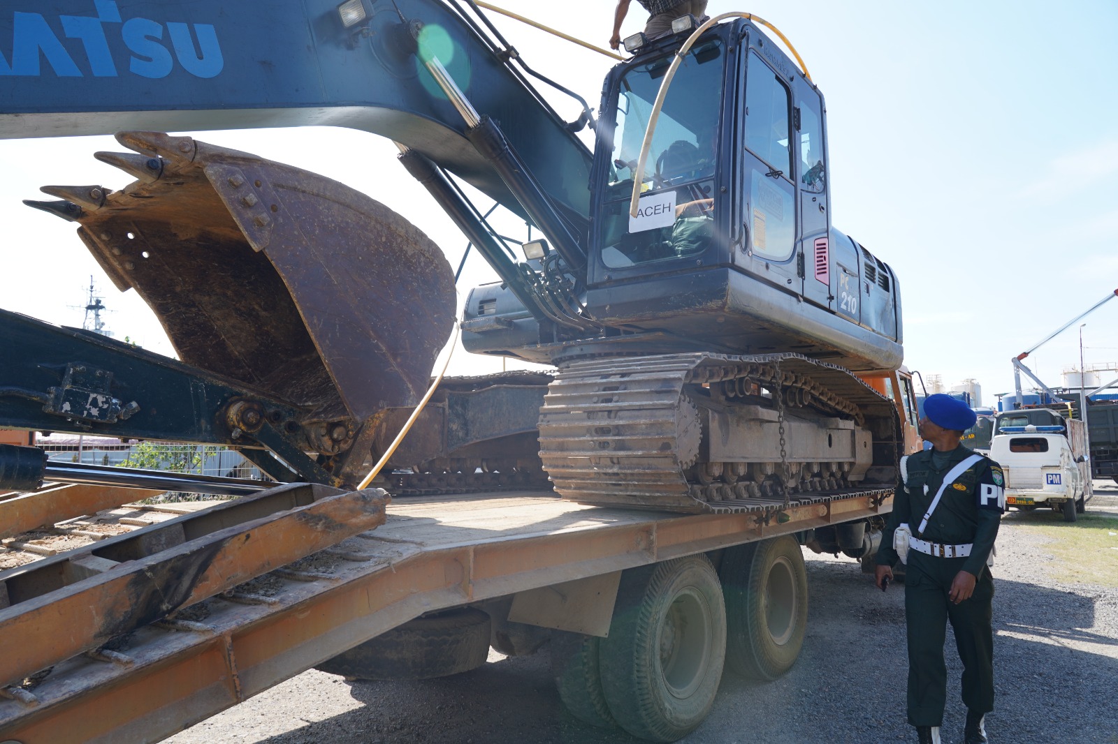 Pengerahan alat berat untuk penanganan bencana Sumatra (SinPo.id/ Puspen TNI)