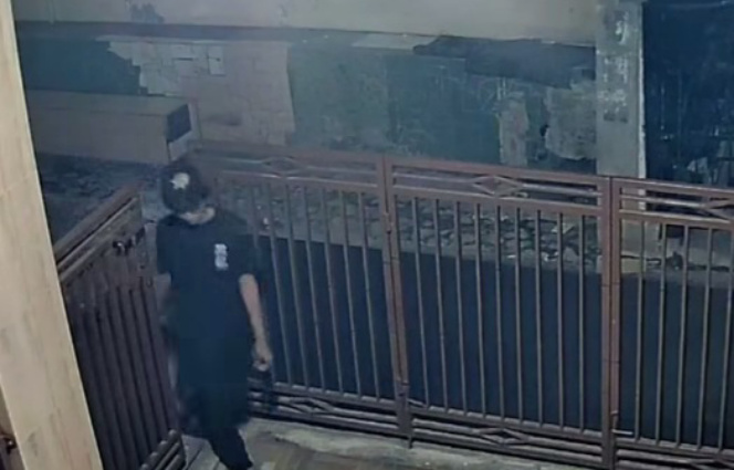 Aksi pelaku saat melakukan pencurian handphone (SinPo.id/Tangkapan layar)