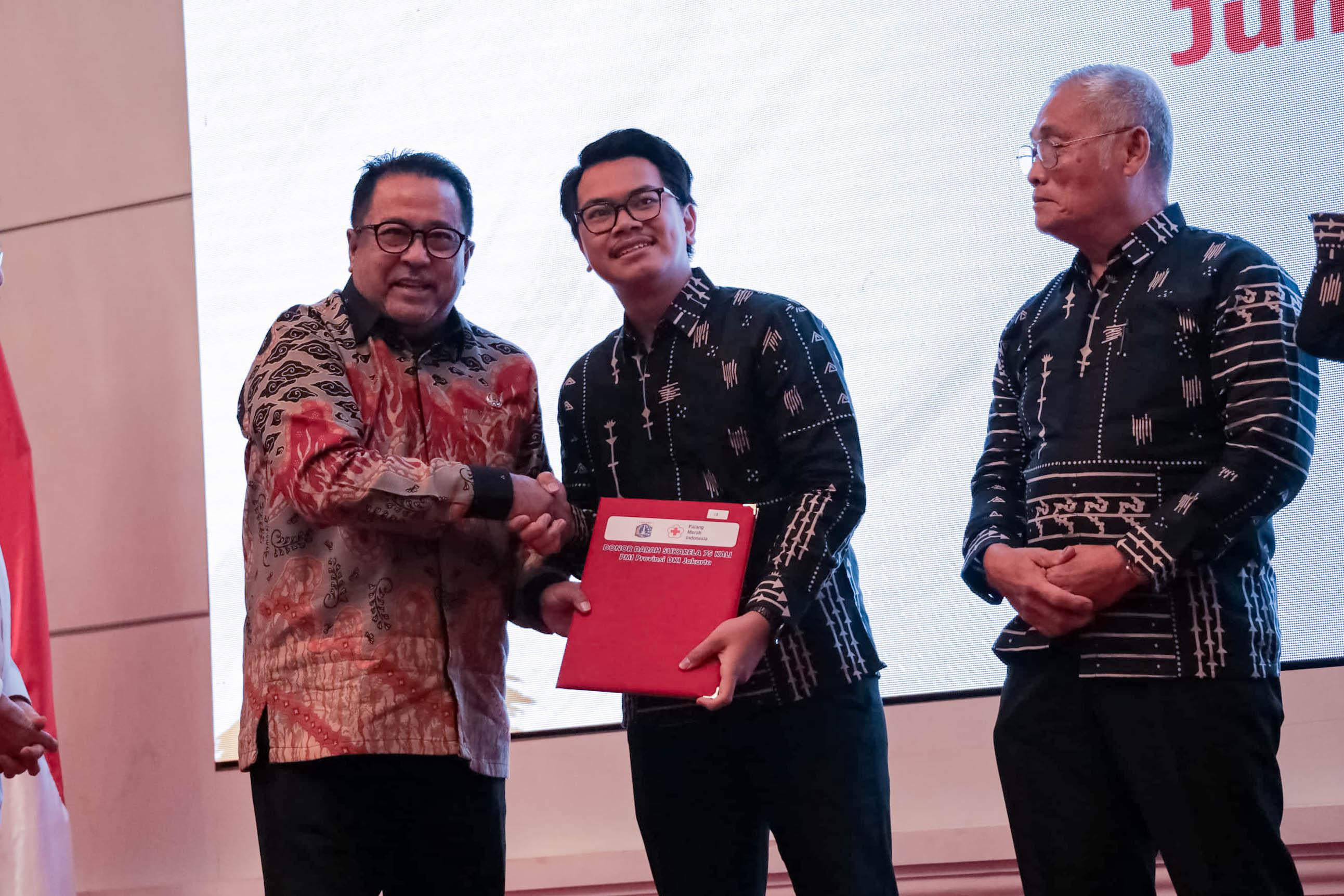 Wagub DKI Beri Penghargaan kepada 200 Pendonor Darah di Jakarta (SinPo.id/Pemprov DKI Jakarta)