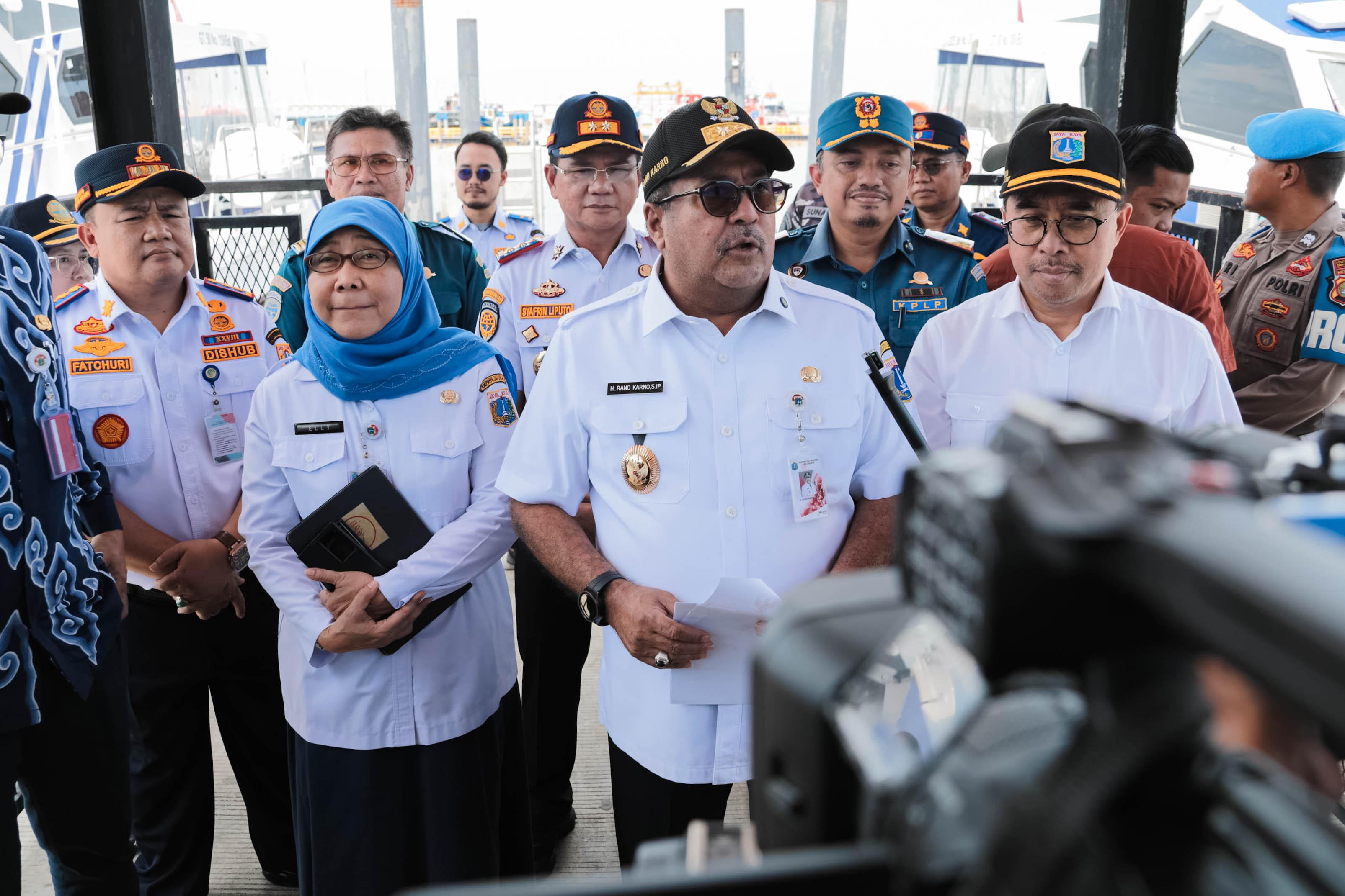 Wagub DKI Jakarta Rano Karno meninjau kesiapan operasional angkutan laut menjelang Natal 2025 dan Tahun Baru 2026 di Pelabuhan Kali Adem. (SinPo.id/Pemprov DKI Jakarta)
