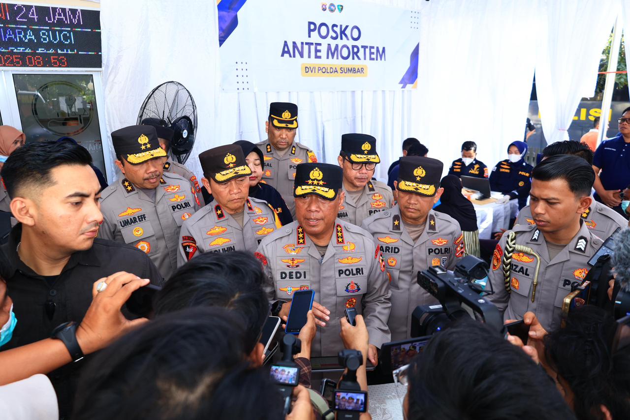 Wakapolri saat meninjau posko Antemortem DVI Pusdokkes Polri di Polda Sumbar (SinPo.id/Dok.Polri)