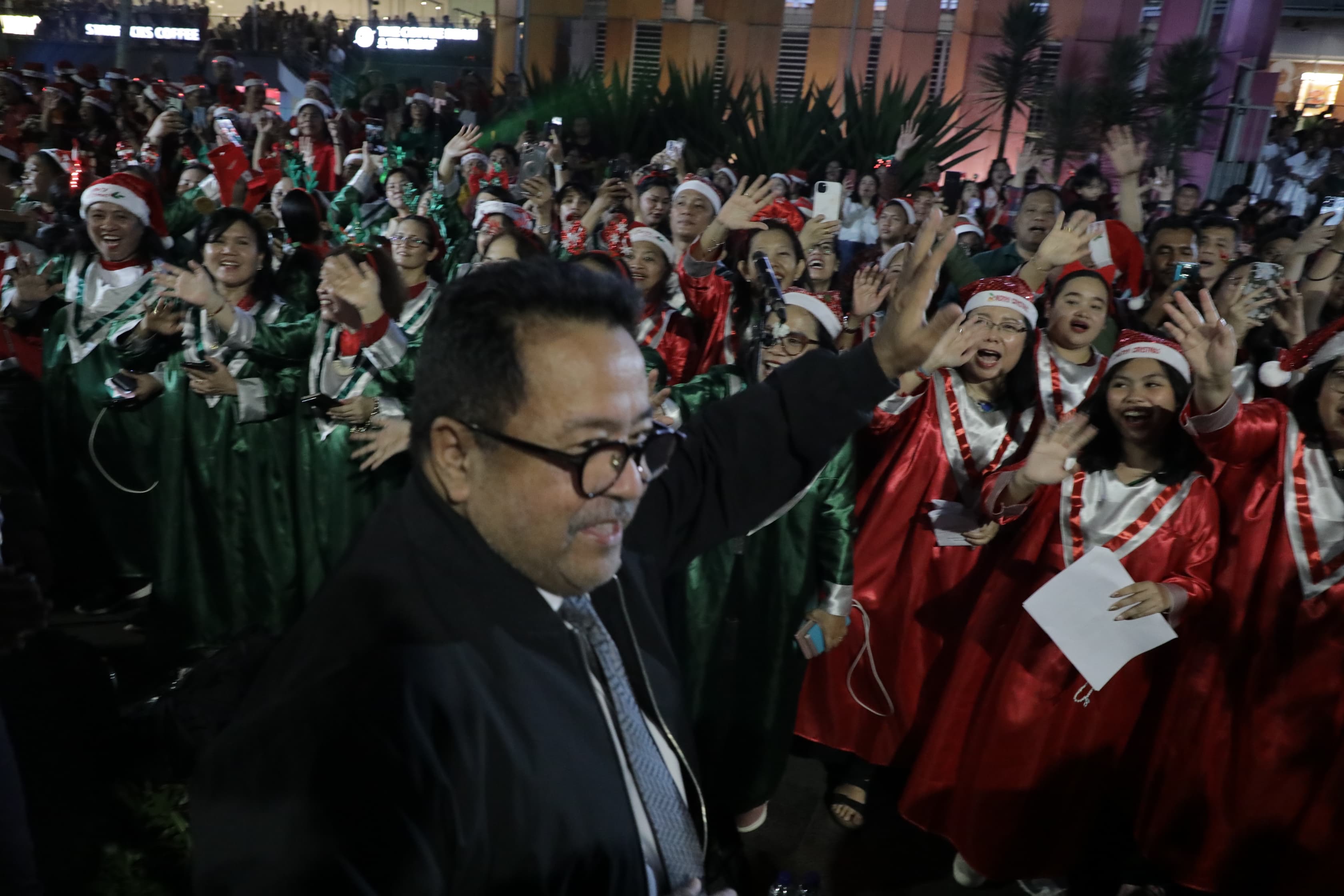 Wakil Gubernur DKI Jakarta Rano Karno menghadiri Christmas Carol Colossal 2025 di kawasan FX Sudirman, Jakarta Pusat. (SinPo.id/Pemprov DKI Jakarta)