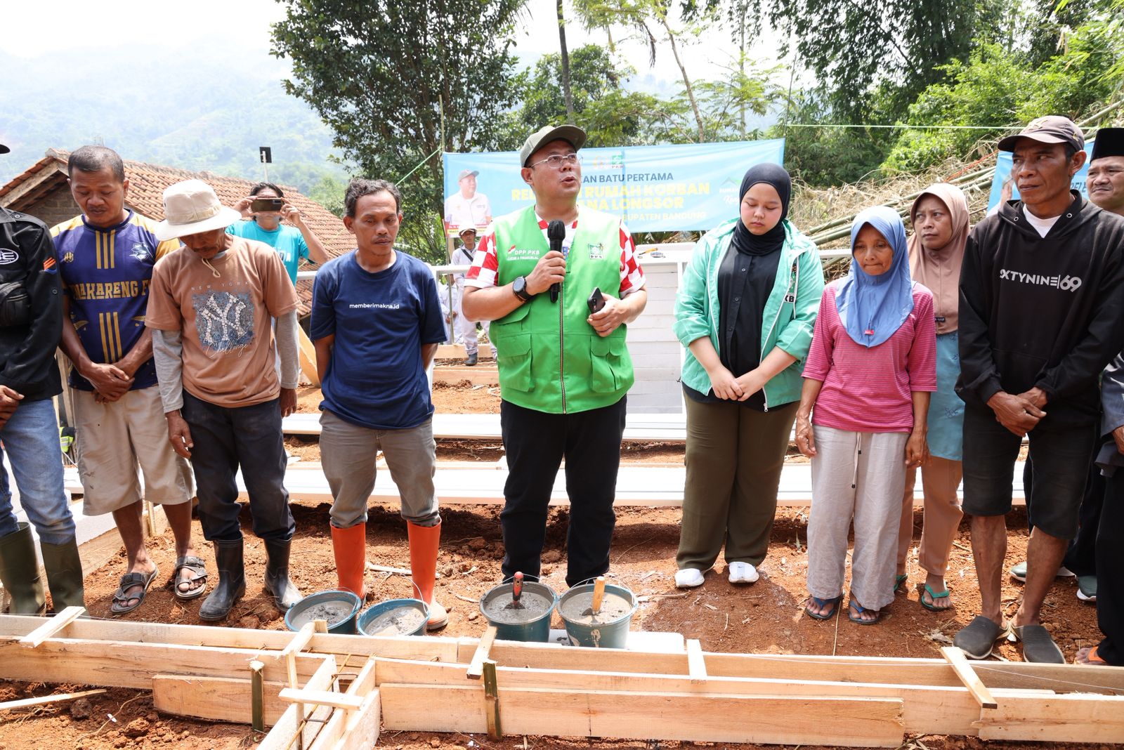 Wakil Ketua DPR RI Cucun Ahmad Syamsurijal melakukan peletakan batu pertama pembangunan rumah relokasi bagi warga terdampak bencana longsor di Desa Wargaluyu. (SinPo.id/Dok. PKB)