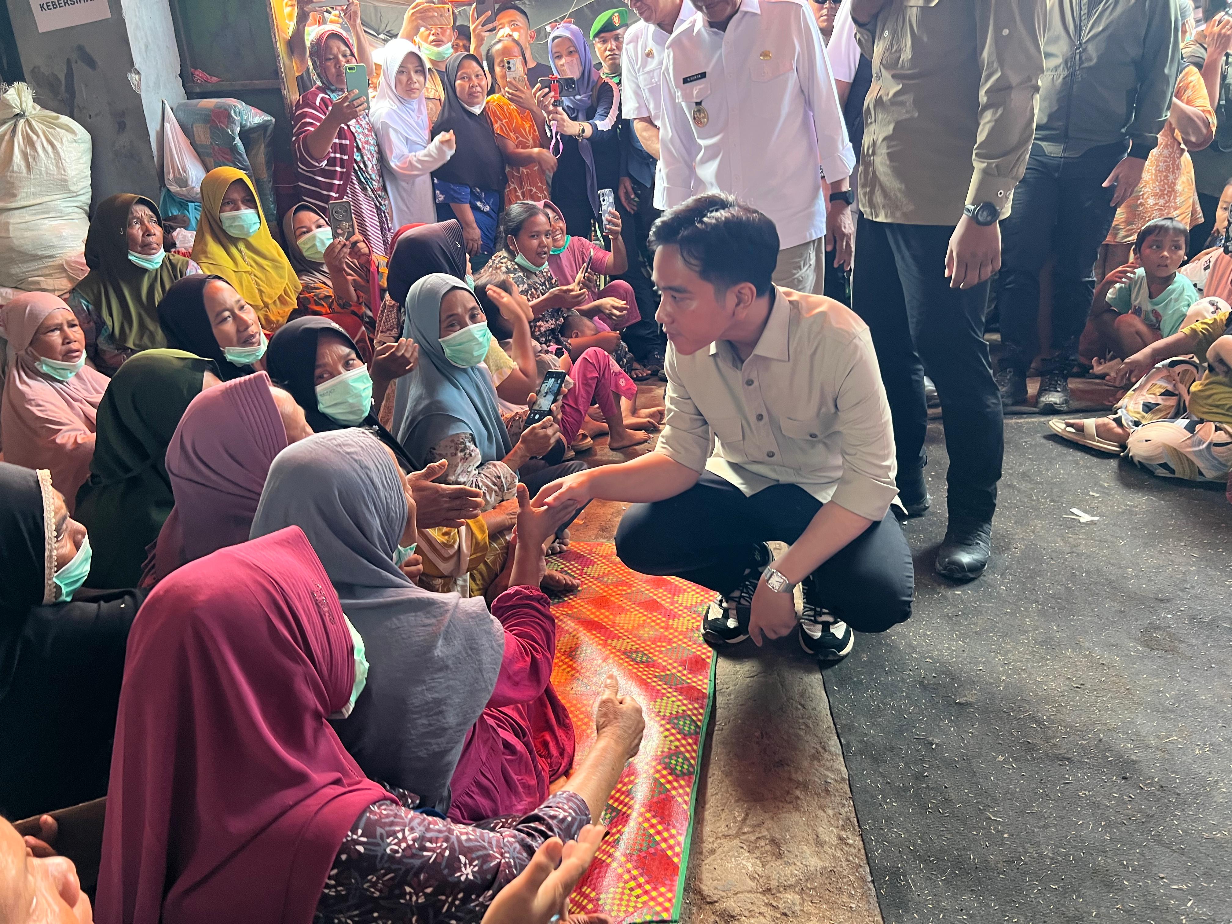Wapres Gibran menyemangati korban bencana di tenda pengungsi. (SinPo.id/Setwapres)