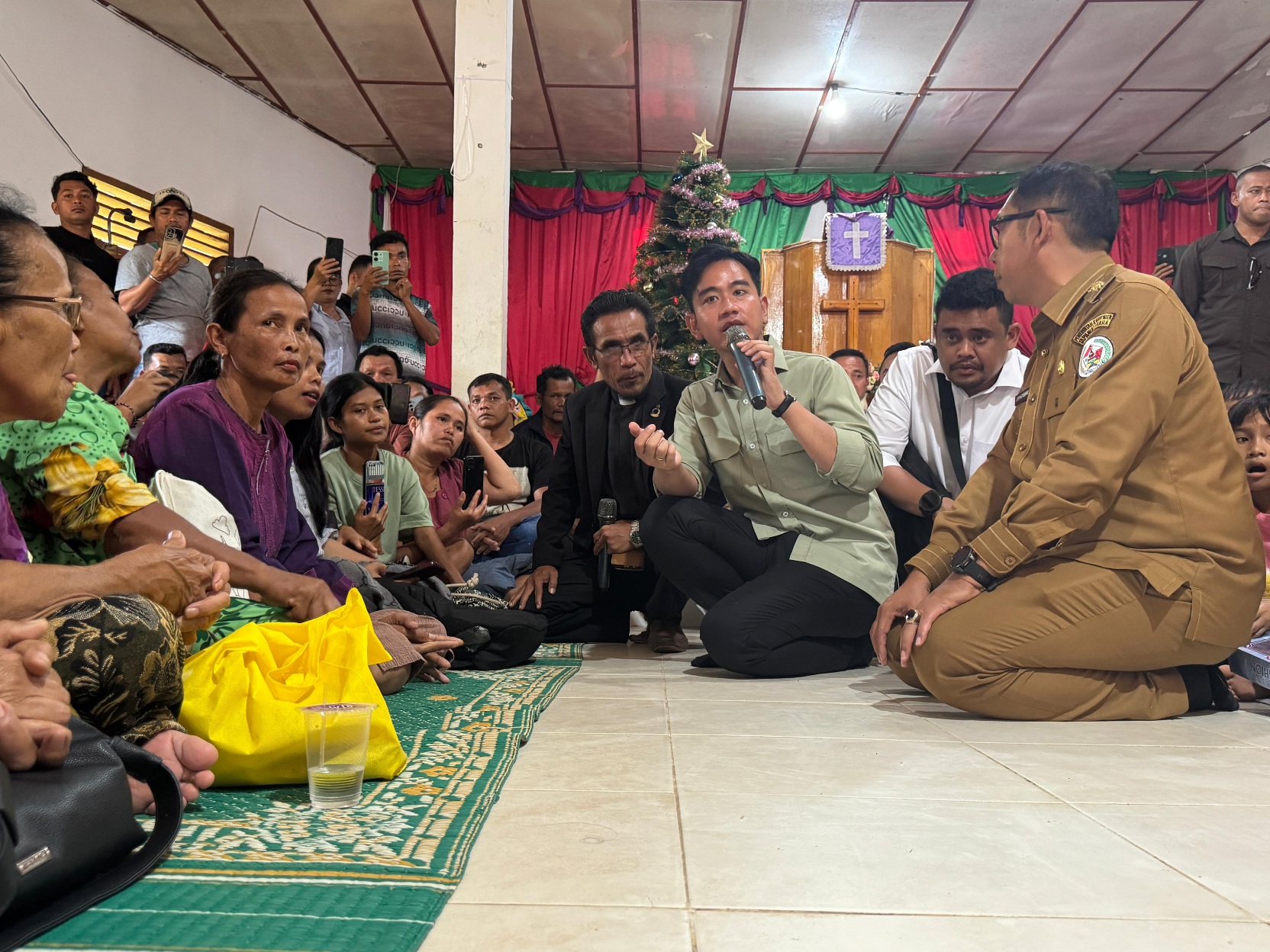 Wapres Gibran menyapa para penyintas korban bencana di Sumut. (SinPo.id/Setwapres)