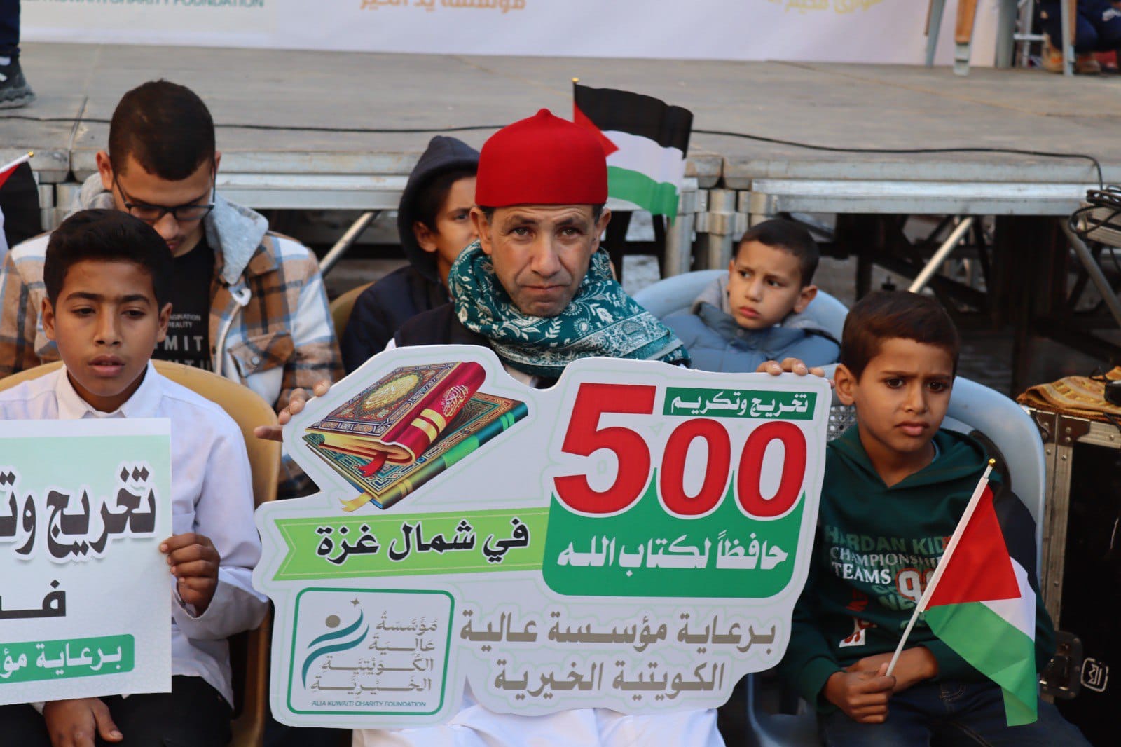 Warga Gaza di Kamp Pengungsi Al-Shati berkumpul menyaksikan perayaan besar pada Kamis untuk menghormati 500 penghafal Al-Quran pria dan wanita. (SinPo.id/Jurnalis Gaza, Mohammad Rabah)