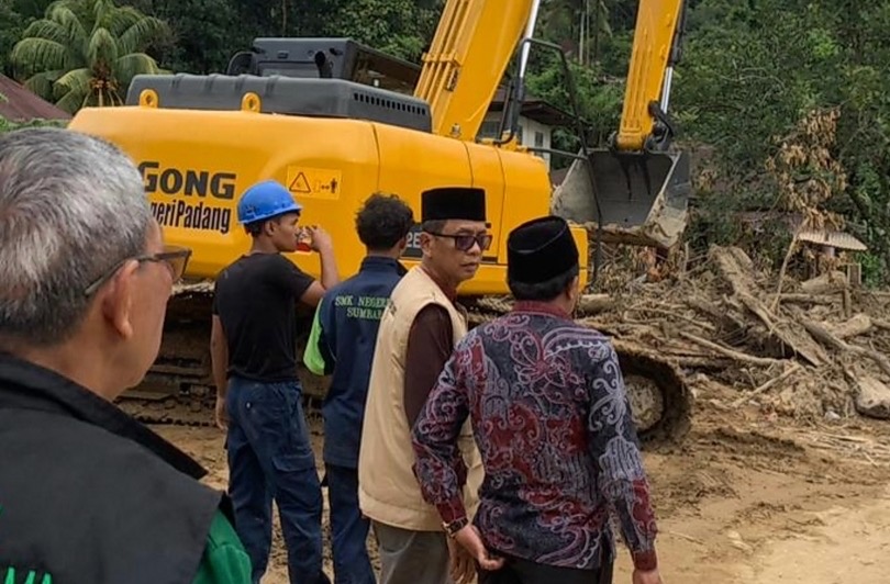 Wasekjen MUI, KH Maboer MS, meninjau lokasi bencana. (SinPo.id/dok. MUI)