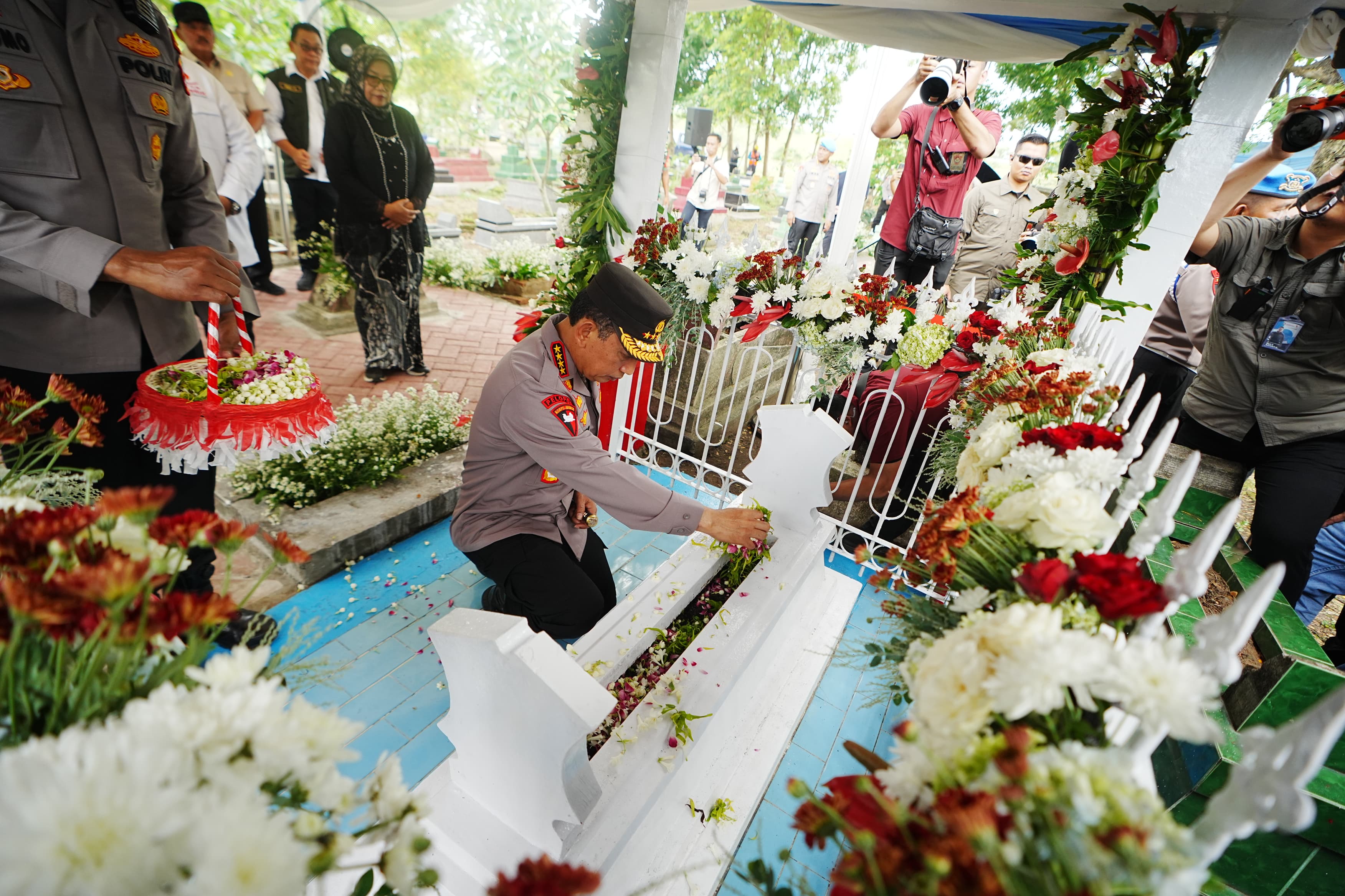 Kapolri Jenderal Pol Listyo Sigit Prabowo saat ziarah ke makam pahlawan nasional Marsinah (SinPo.id/ Humas Polri)