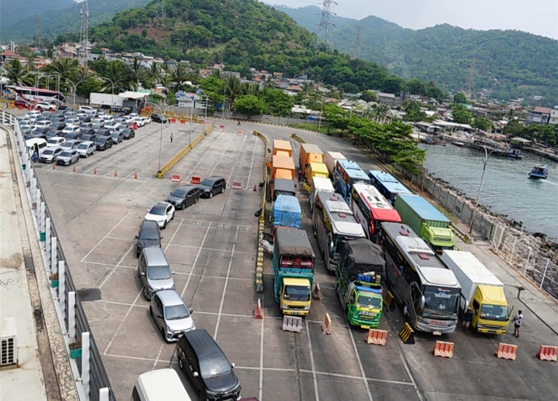 Kendaraan memasuki kapal Ferry (SinPo.id/ Dok. Kemenhub)