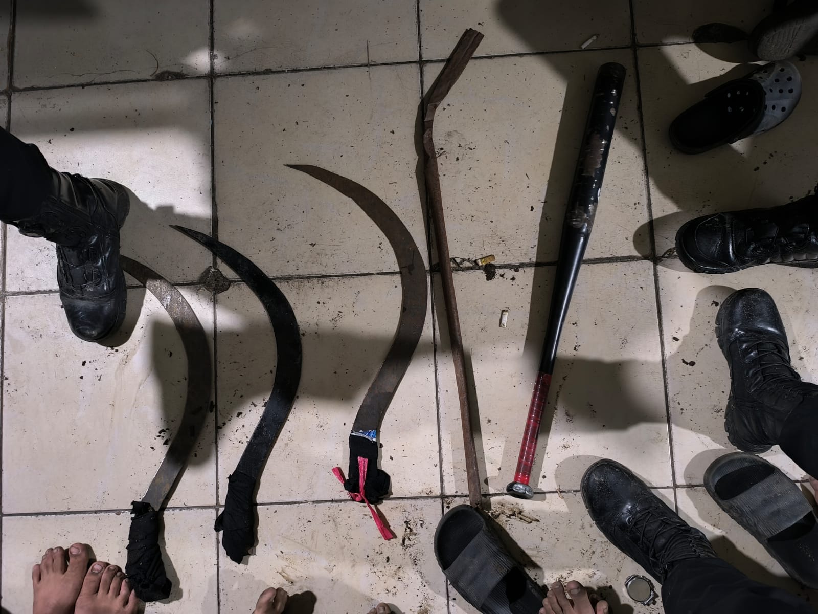 Senjata tajam yang disita dari anggota geng motor Indramayu (SinPo.id/ Humas Polri)