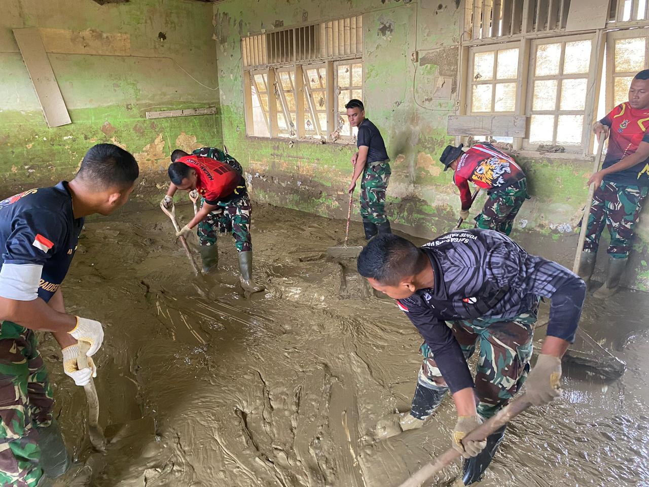 Andalkan Serokan dan Gerobak, TNI Bersihkan Lumpur Tebal di Sekolah-sekolah Aceh Tamiang (SinPo.id/Tim media)
