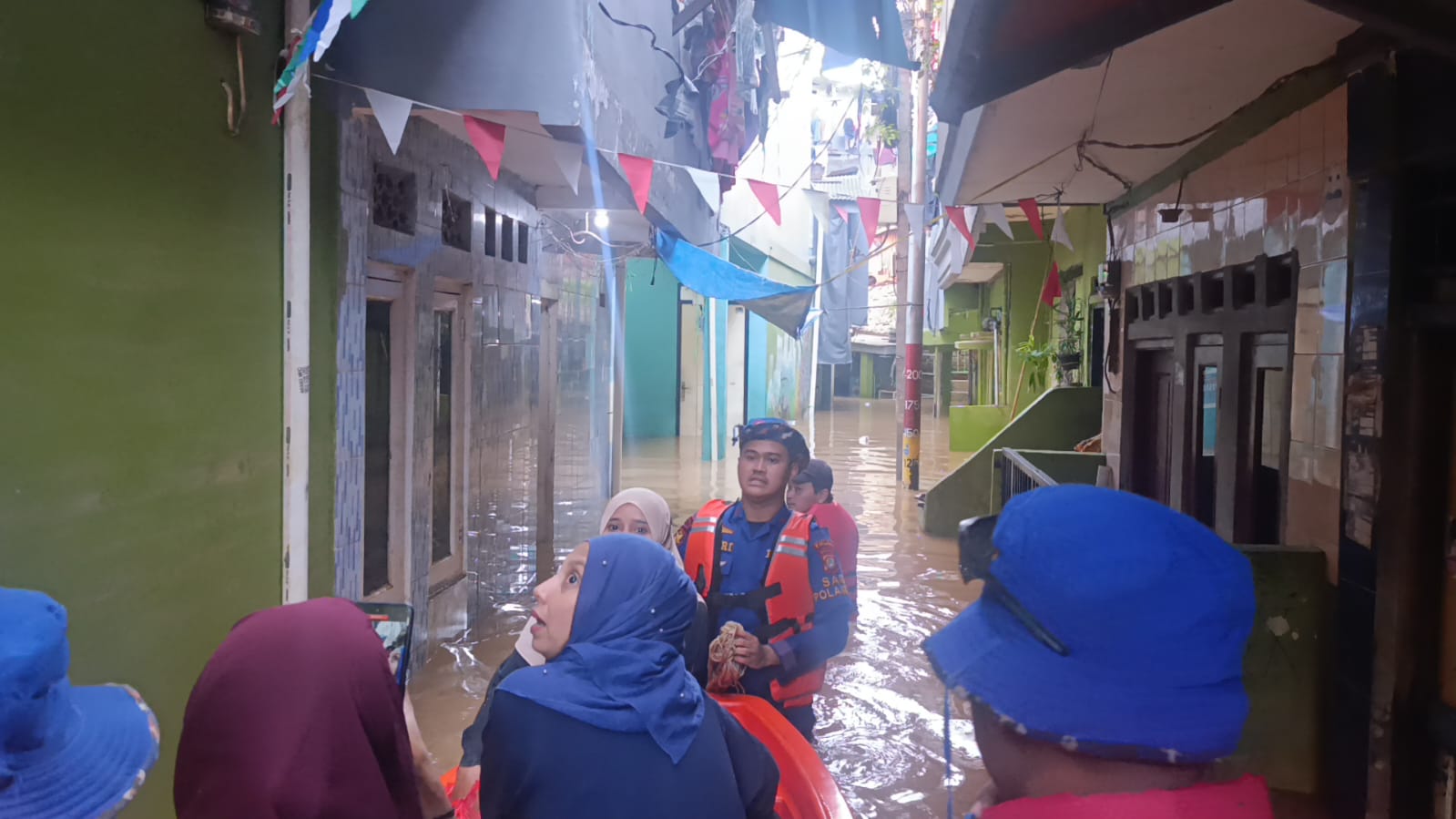 Anggota Ditpolairud Polda Metro Jaya mengevakuasi warga di Kebon Pala (SinPo.id/ Dok.PMJ)