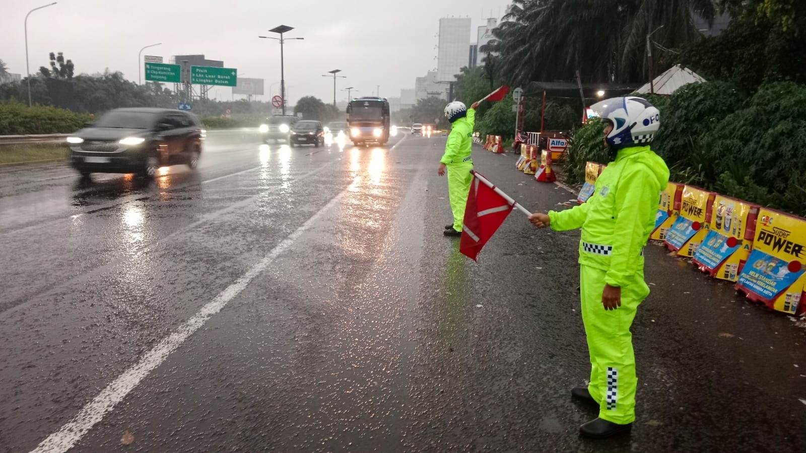 Anggota Polantas saat mengatur lalu lintas (SinPo.id/Dok.PMJ)