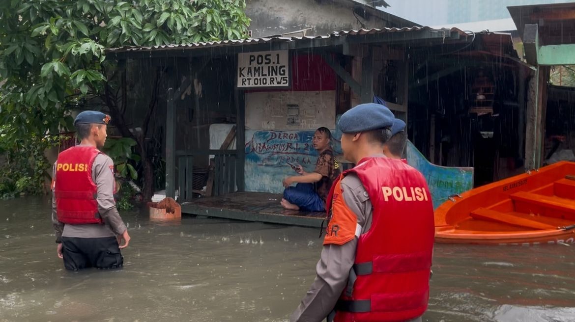 Anggota Polda Metro Jaya saat menangani banjir (SinPo.id/Dok.PMJ)