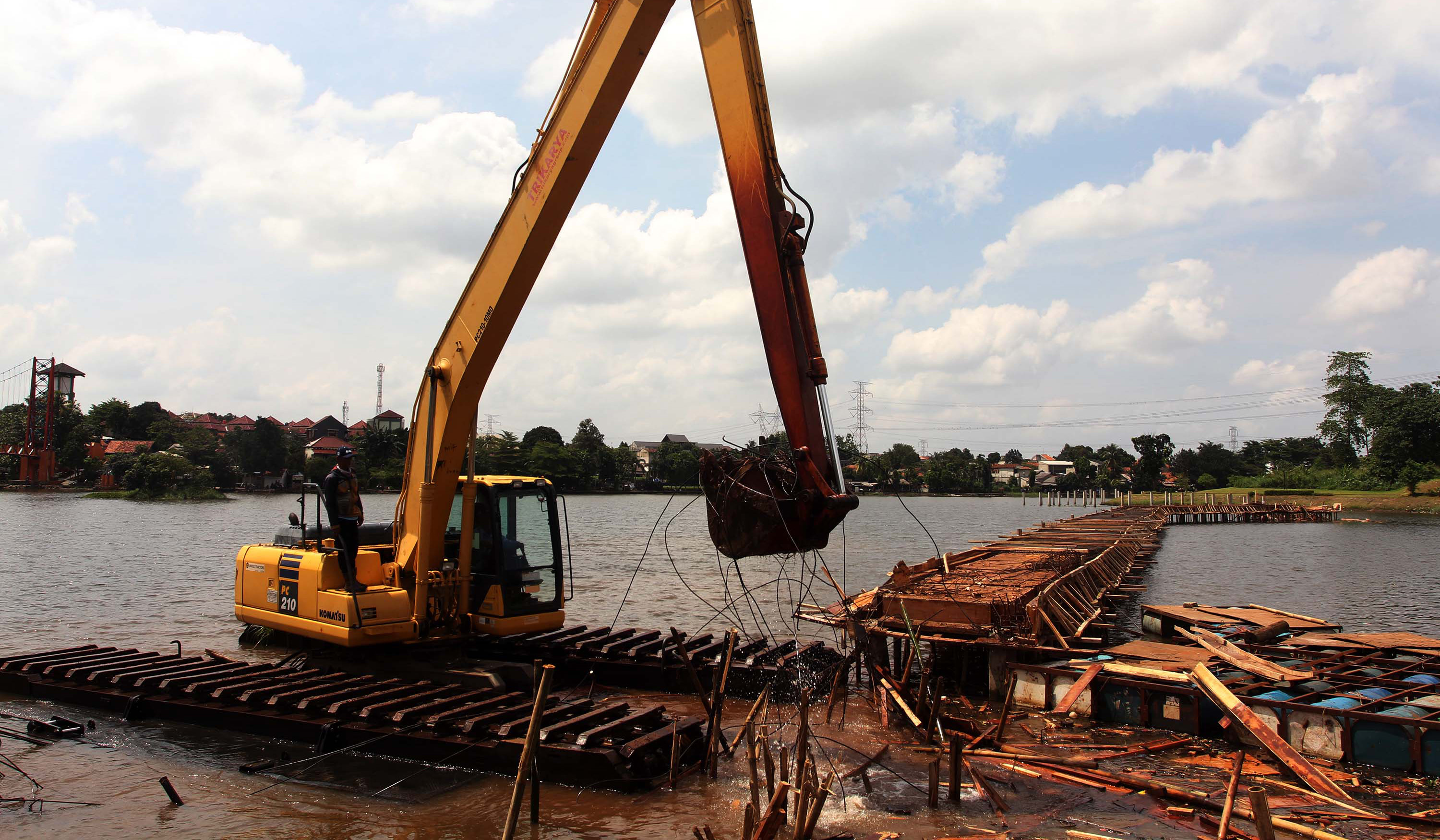 Pembongkaran bangunan liar. (Agus Priatna/SinPo.id)