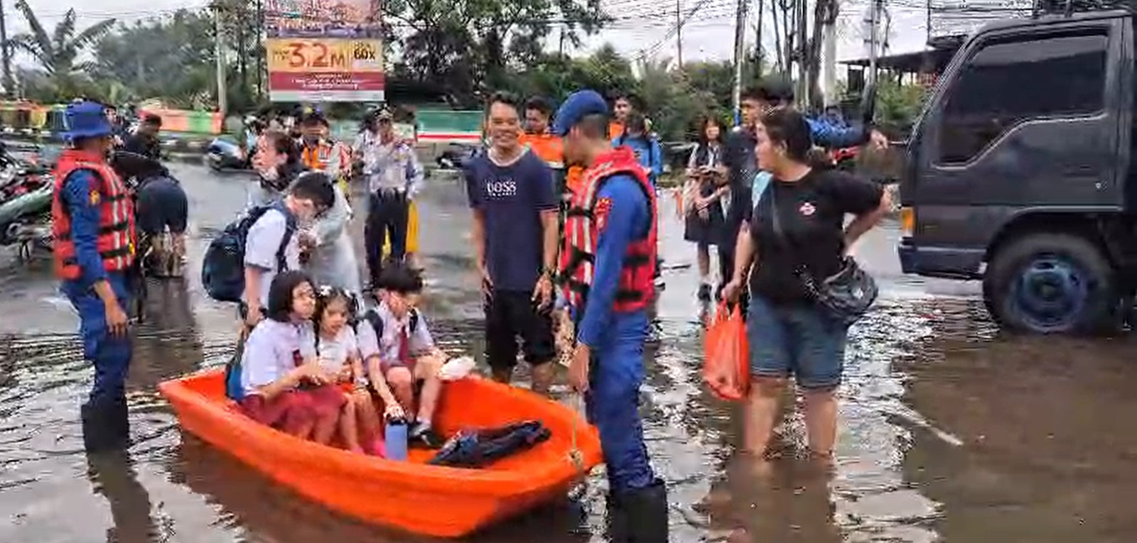 Patroli SAR Ditpolairud Polda Metro Jaya di Pluit (SinPo.id/ Humas Polda Metro Jaya)