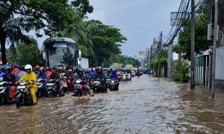 Banjir di Jalan Daan Mogot (SinPo.id/TMC Polda Metro)
