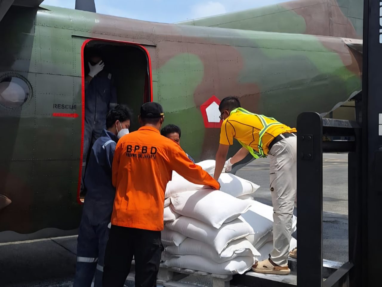 BMKG dan TNI Lakukan Operasi Jatuhkan Awan Hujan, Upaya Kurangi Risiko Banjir di Jabodetabek (SinPo.id/BMKG)