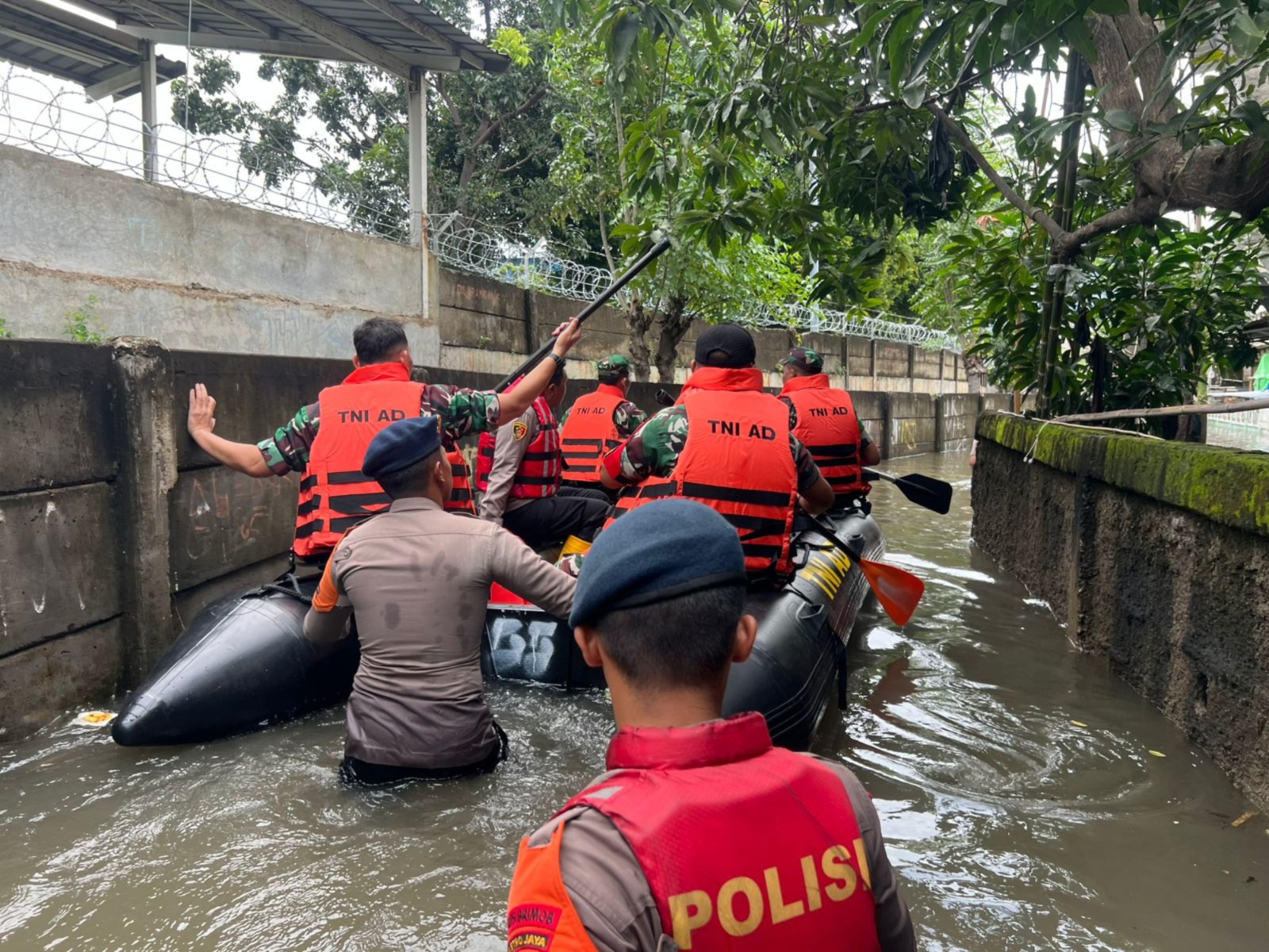 Tim SAR Batalyon B Pelopor evakuasi korban banjir di Cakung (SinPo.id/ Dok.PMJ)