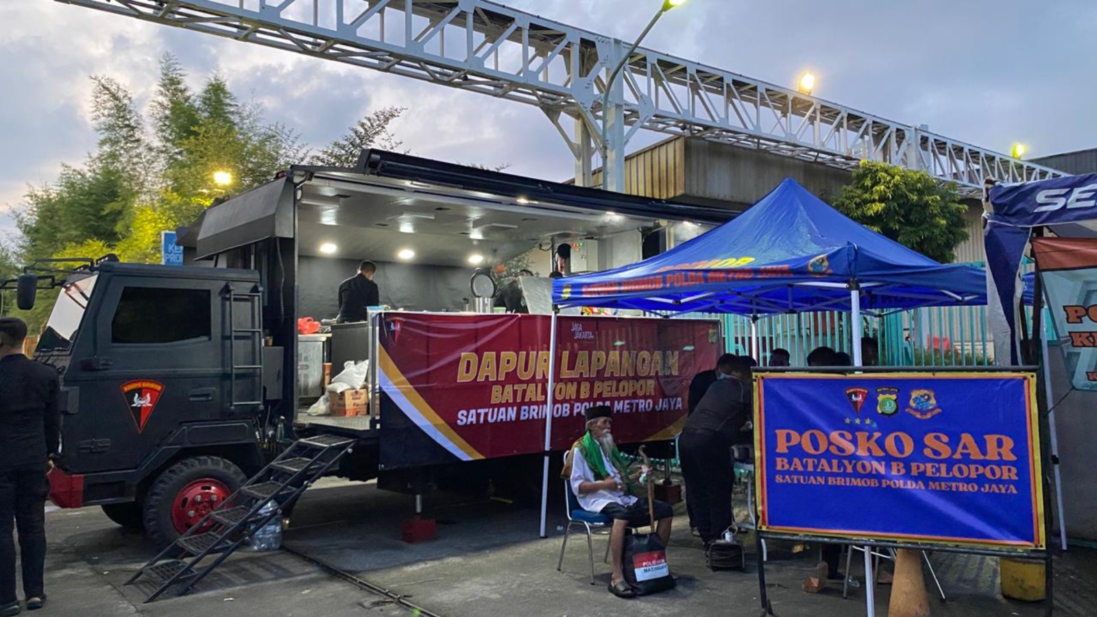 Dapur umum Polda Metro Jaya di Rawa Teratai (SinPo.id/ Humas Polda Metro Jaya)