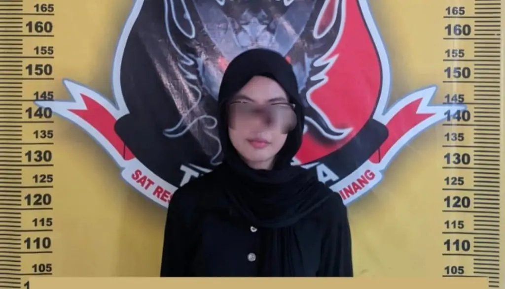 Mahasiswi pelaku curanmor di Mapolresta Pangkalpinang (SinPo.id/ Humas Polri)