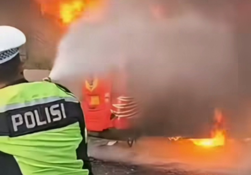 Bus yang mengangkut rombongan santri terbakar di Tol Japek (SinPo.id/Tangkapan layar)