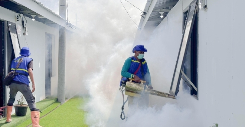 Tim kesehatan melakukan pengasapan mencegah demam berdarah pascabencana. (SinPo.id/dok. Kemenkes)