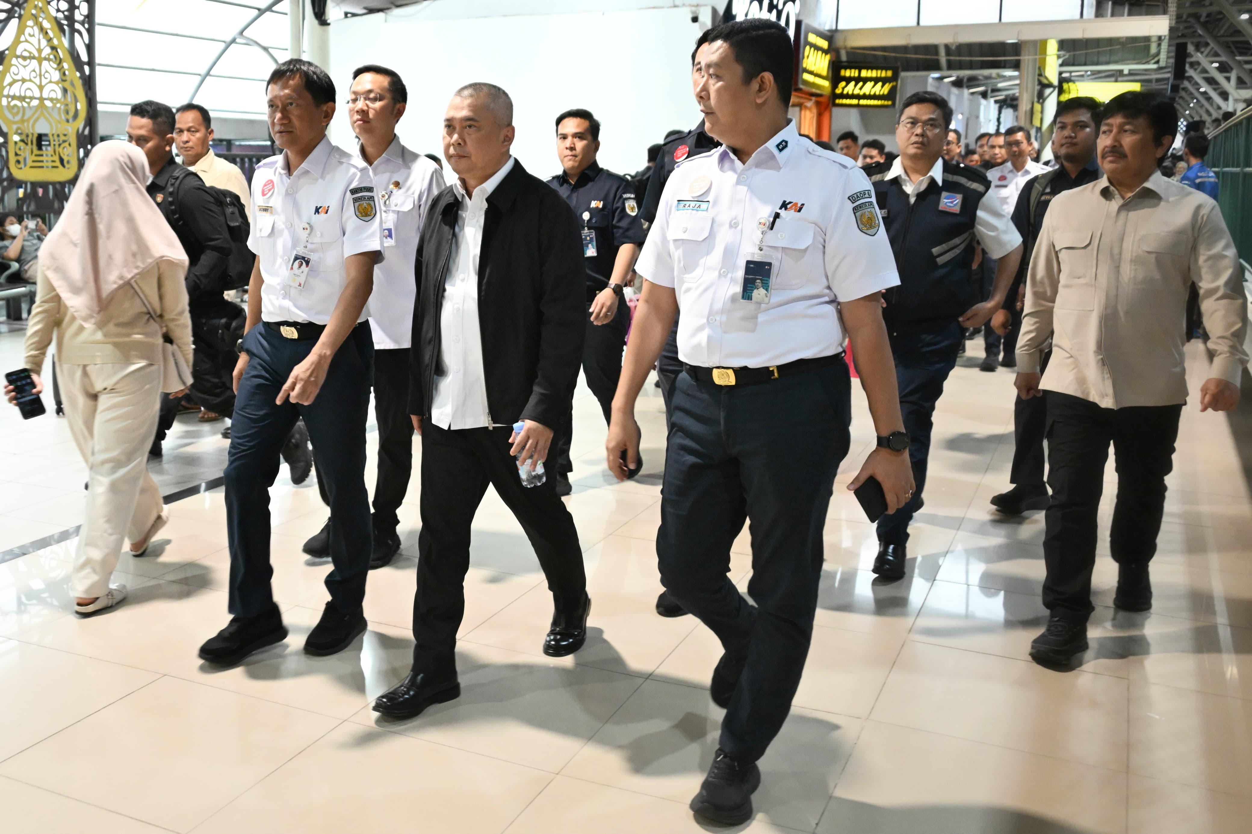 Cek Arus Nataru di Stasiun Yogyakarta, Menhub Ingatkan Kesiapan Hadapi Arus Balik (SinPo.id/Kemenhub)
