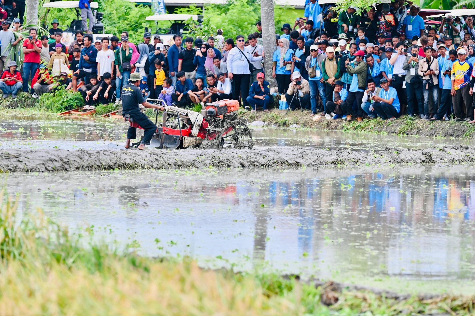 Petani Antusias Bertemu Presiden Prabowo saat Panen Raya di Karawang (SinPo.id/Biro Setpres)
