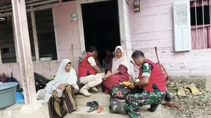 Dari Desa ke Desa, Layanan Kesehatan TNI-Polri Keliling Obati Warga Terdampak Bencana Sumatra (SinPo.id/tim media)