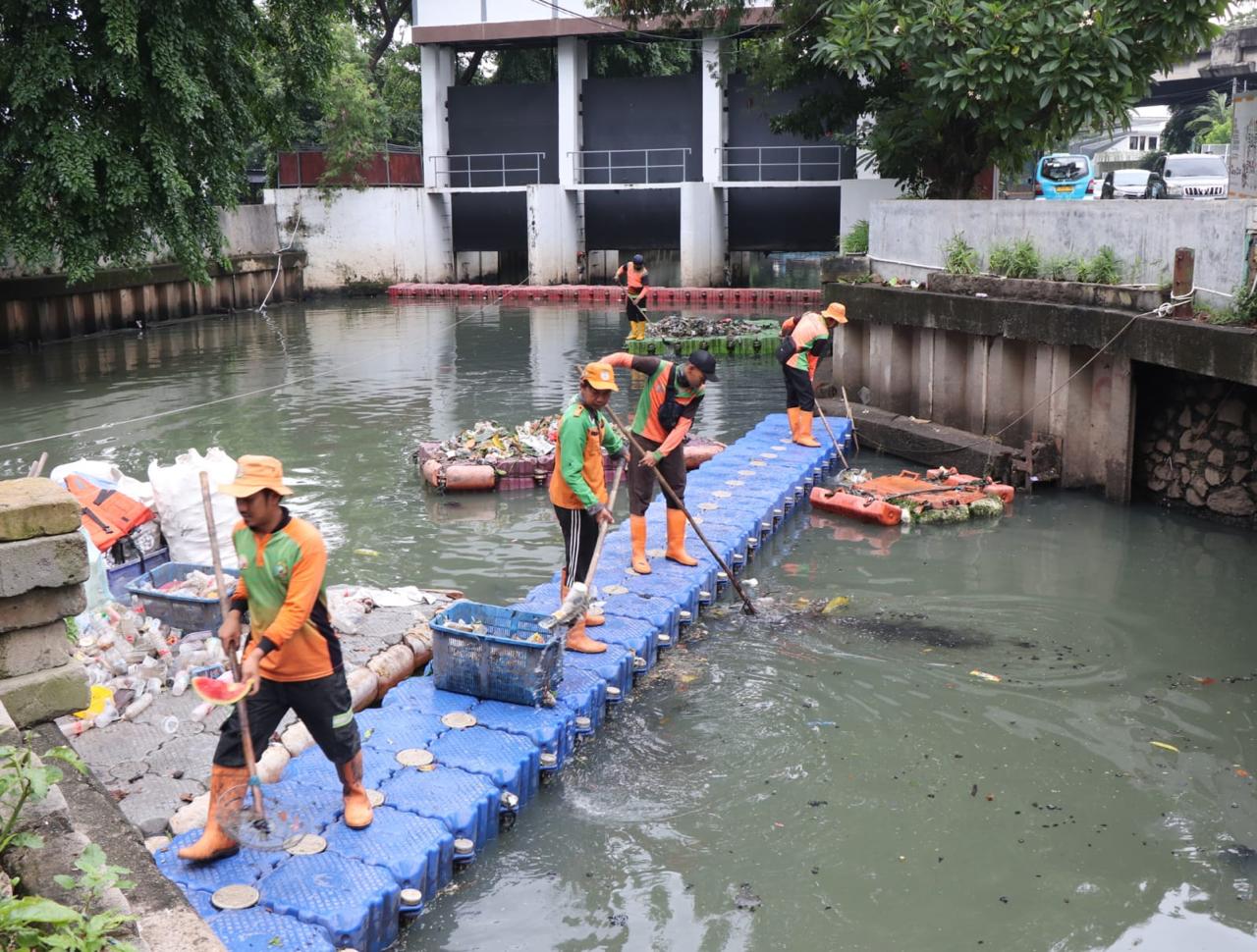 Pengerukan sampah di sungai Jakarta (SinPo.id/ Dok. Pemprov DKI)
